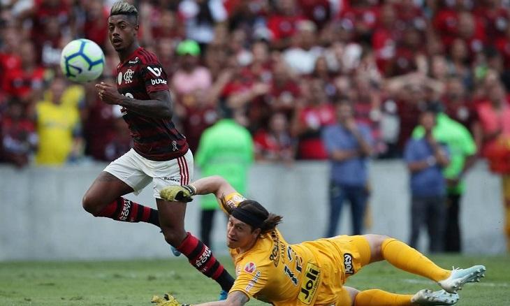 Bruno Henrique, do Flamengo, toca para o gol enquanto Cássio, do Corinthians, tenta salvar 