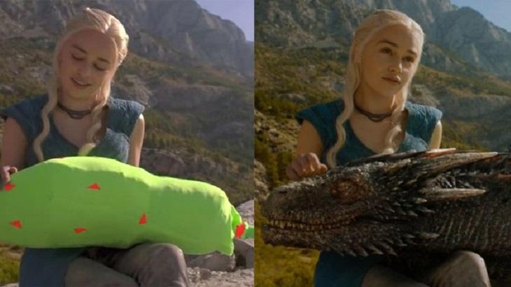 Emília Clarke em gravação em Game of Thrones. De um lado, segura uma espécie de almofada espumada. Do outro, a cena no ar, ela acariciando um dragão