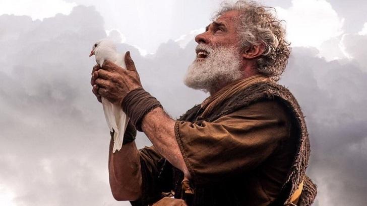 Cena de Gênesis com Noé segurando uma pomba