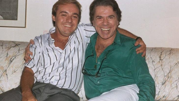 Silvio Santos e Gugu abraçados sorriem para a foto