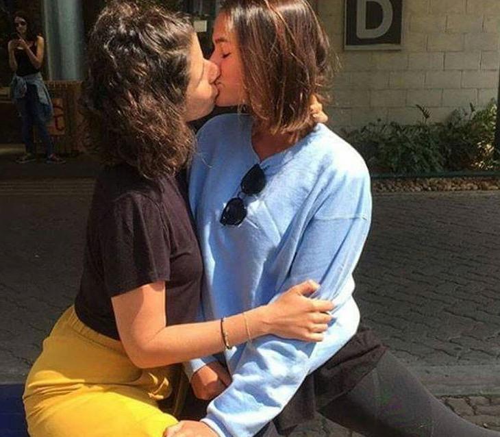 Bruna Marquezine beija atriz na boca em protesto contra decisão sobre homossexuais