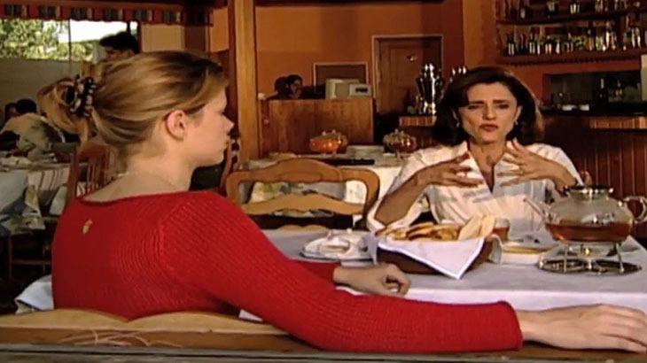 Cena de Laços de Família com Alma e Camila conversando