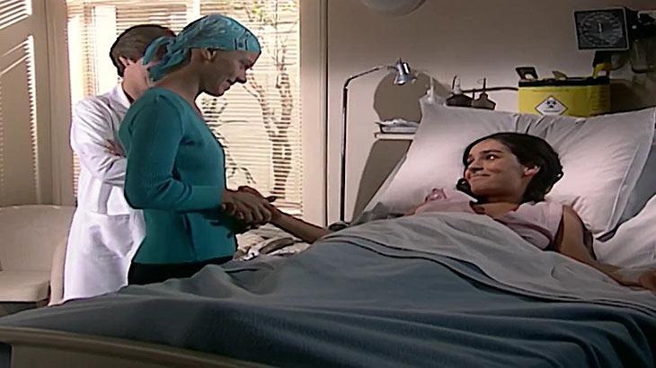 Cena de Laços de Família com Camila olhando para paciente numa cama