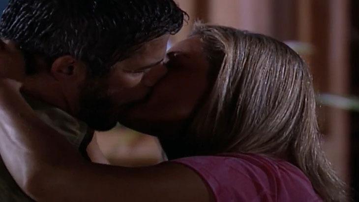 Cena de Laço de Família com Helena beijando Pedro