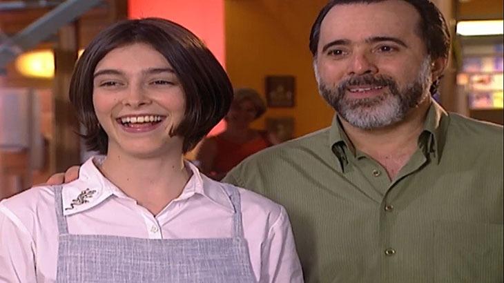 Cena de Laços de Família com Miguel e Ciça sorrindo sem graça