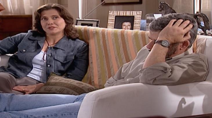 Cena de Laços de Família com Silvia e Pedro sentados no sofá conversando