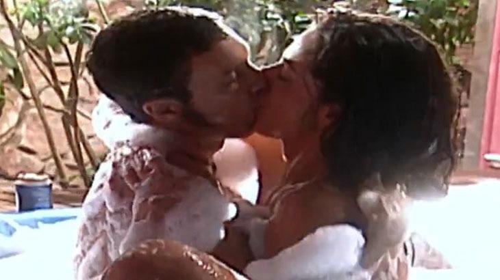 Cena de Laços de Família com Simone beijando Maurinho com ambos nus na banheira