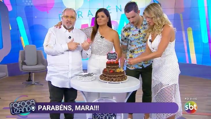 Leão Lobo, Livia Andrade e Gabriel Cartolano comemorando o aniversário de Mara Maravilha no Fofocalizando