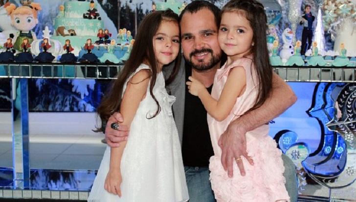 Luciano Camargo posa com filhas gêmeas