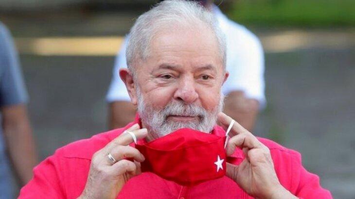 Lula tirando máscara do rosto