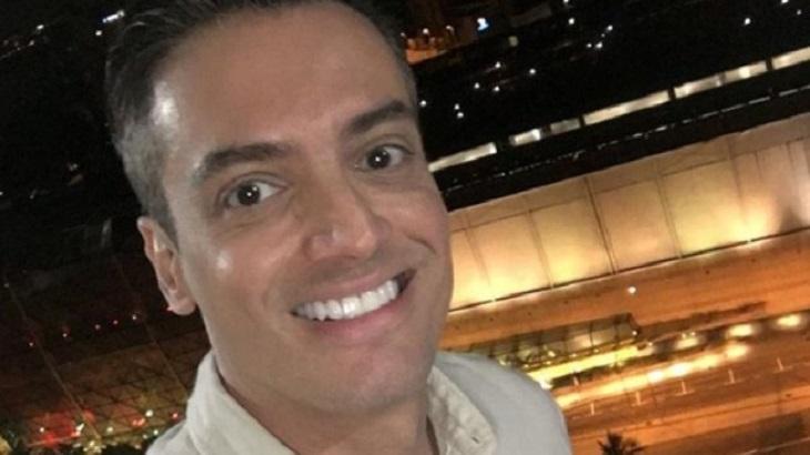 Leo Dias faz uma selfie sorrindo