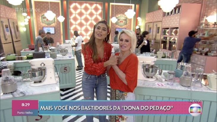 Ana Maria Braga posa para foto com Juliana Paes nos bastidores de A Dona do Pedaço