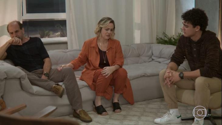 Regina, Max e Guga discutem durante revelação que Guga é gay. Os três sentados em sofás e chorando.