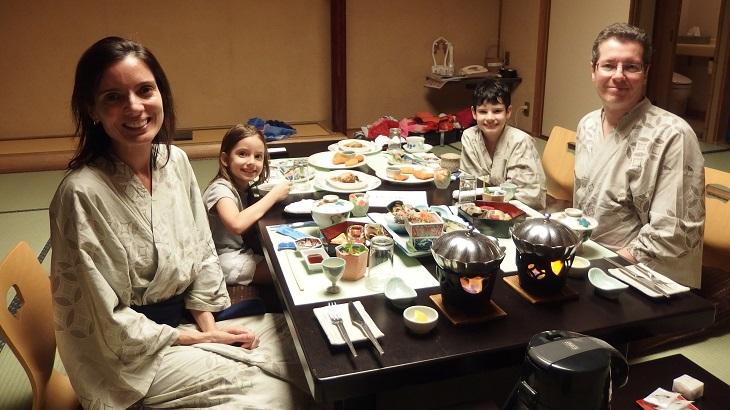 Márcio Gomes com a família durante período que morou no Japão