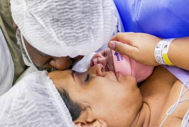 Péricles compartilha primeiras fotos do rosto da filha recém-nascida