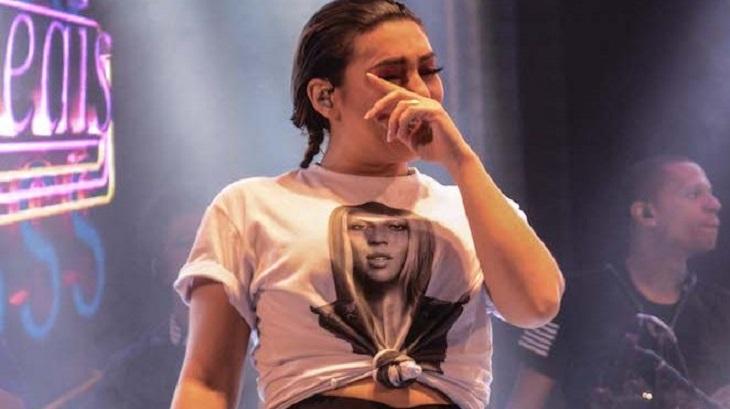 Naiara Azevedo chora durante show
