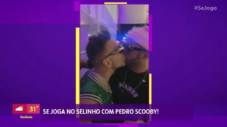 Tela do "Se Joga" mostra vídeo em que Pedro Scooby da um selinho em Matheus Mazzafera
