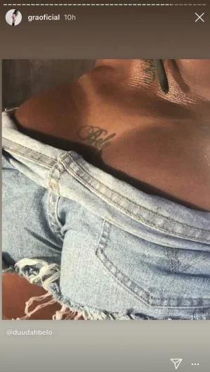 Gracyanne Barbosa revela tatuagem para Belo no \"cofrinho\"