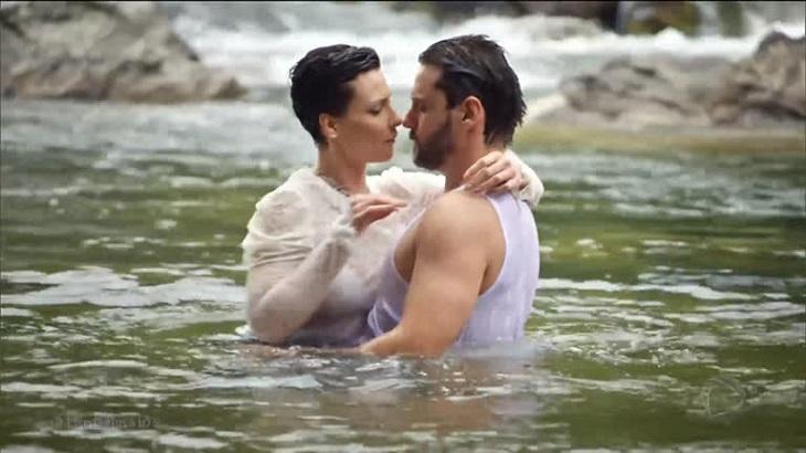 Sophia e Antônio quase se beijando no rio em Topíssima