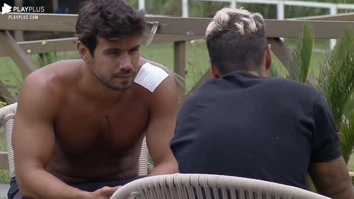 Na área externa, Mariano conversa com Lipe Ribeiro 