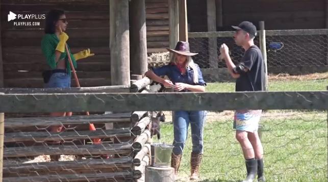 Na área dos animais, Jakelyne Oliveira conversa com Carol Narizinho e Lucas Maciel em A Fazenda 2020