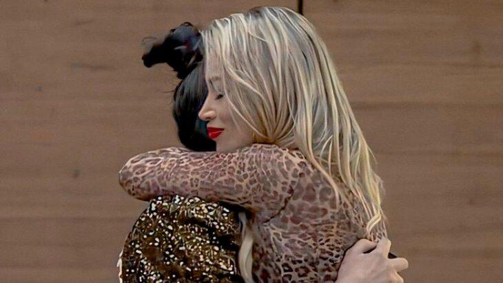 Raissa e Carol Narizinho se abraçam na sala da sede 