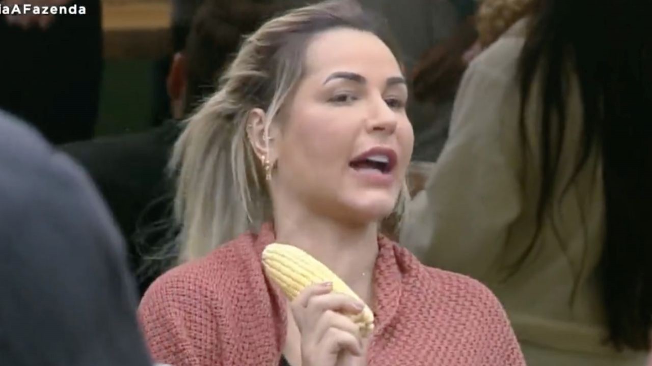 Deolane Bezerra jogou milho no ar enquanto brigava no primeiro episódio de A Fazenda