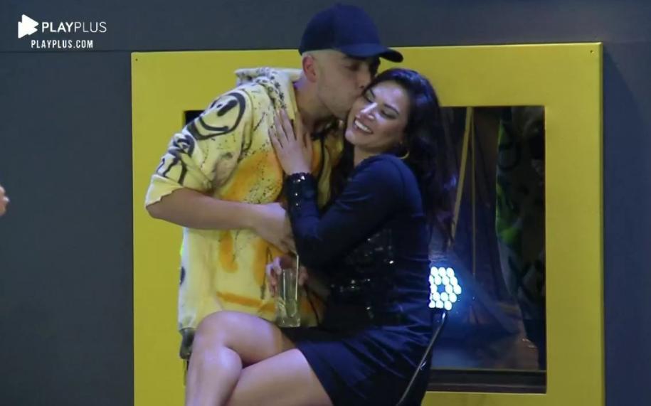 Na pista de dança, Lucas Maciel dá um beijo no rosto de Raissa Barbosa em A Fazenda 2020