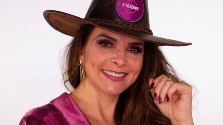 Luiza Ambiel posada sorrindo com chapéu de fazendeiro