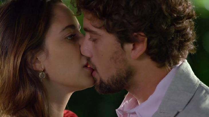 Cena de A Vida da Gente com Ana e Rodrigo se beijando