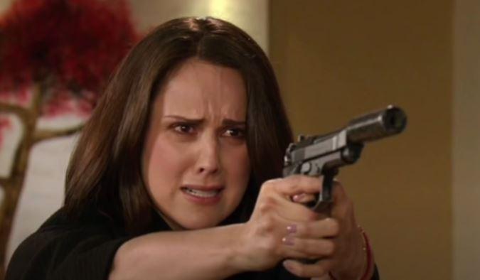 Adriana está com uma arma na mão em cena de Amores Verdadeiros 