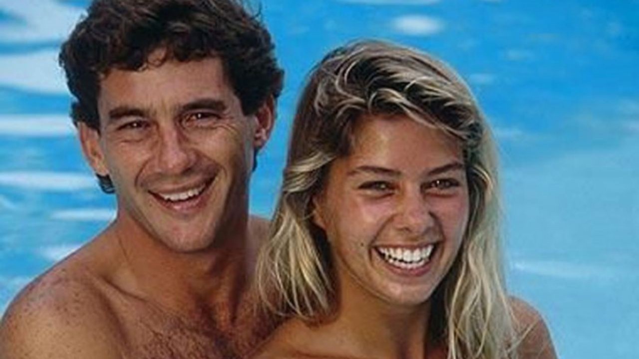 Ayrton Senna e Adriane Galisteu sorrindo em piscina