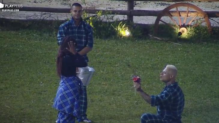 Léo Stronda entrega flores a Luane Dias
