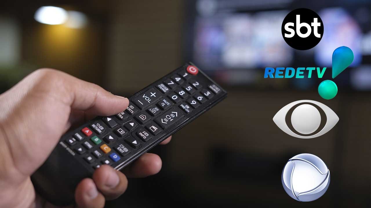 Controle remoto apontando para um TV e logos do SBT, RedeTV!, Band e Record em montagem do NaTelinha