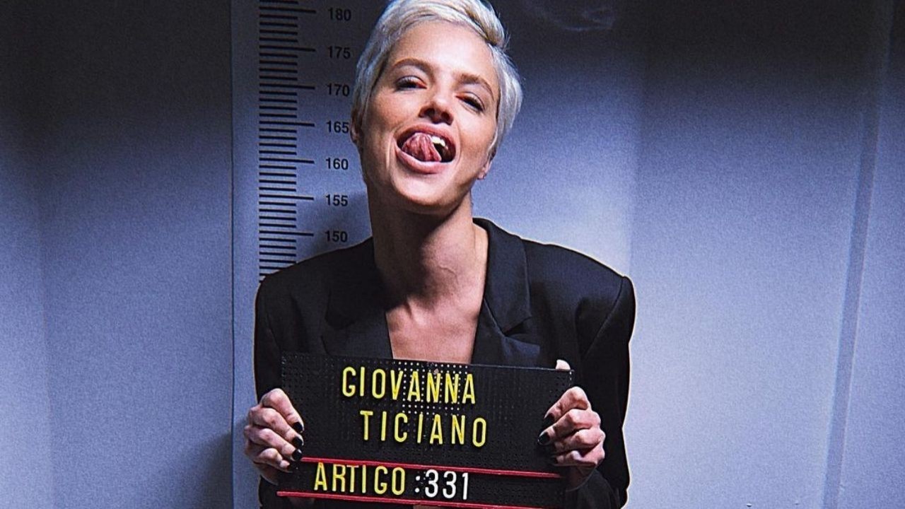 Agatha Moreira posando para foto caracterizada como Giovanna em Verdades Secretas 2