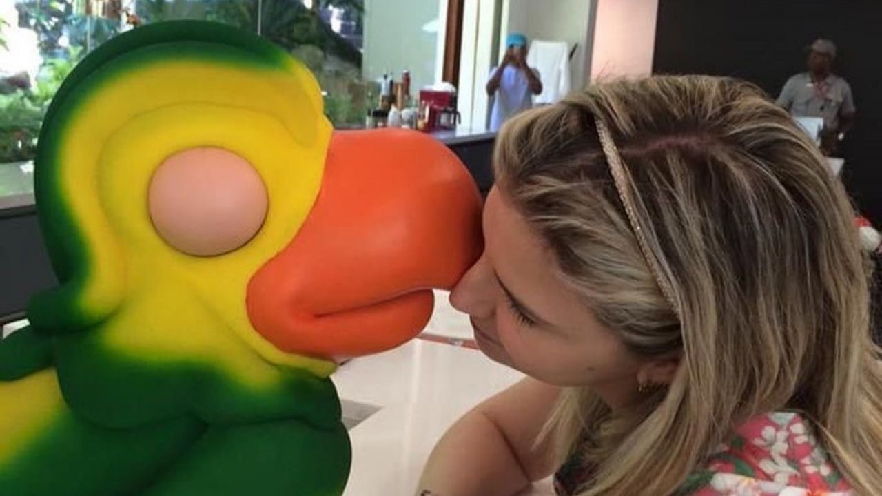 Alessandra Euzébio beijando o boneco do Louro José