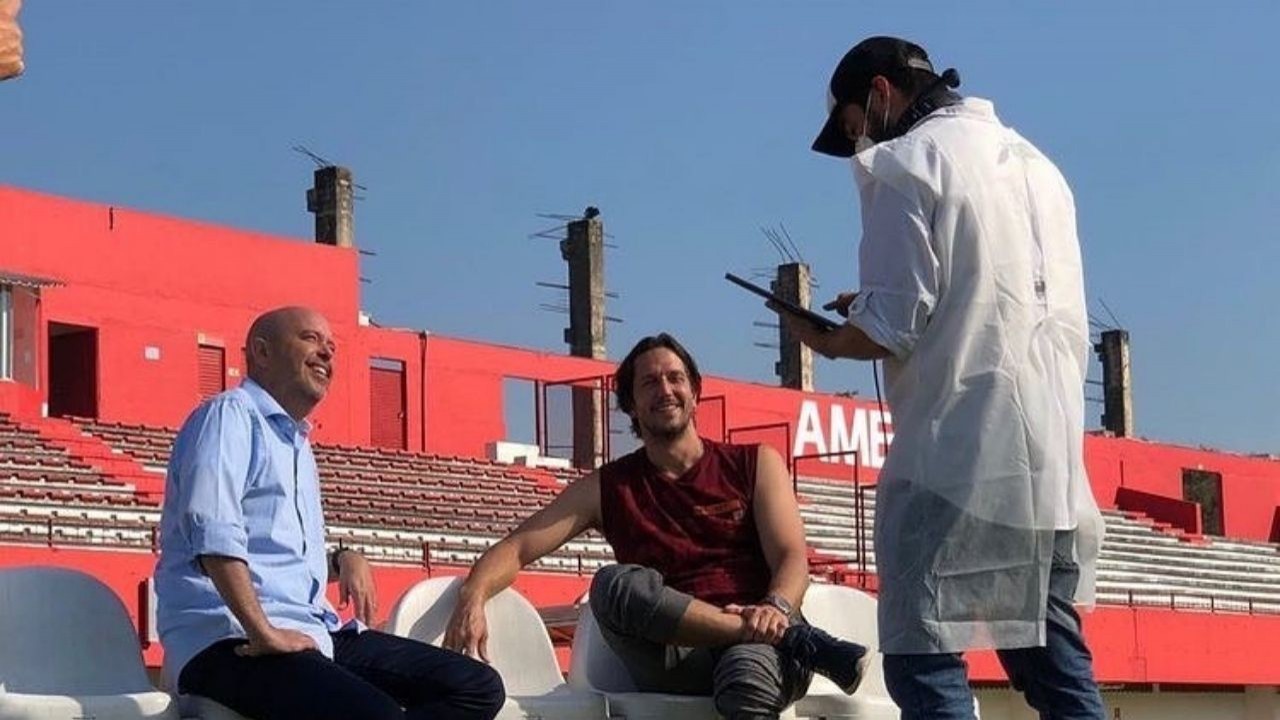 Alex Escobar e Vladimir Brichta sentados durante gravação de Quanto Mais Vida, Melhor!