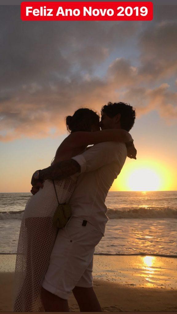 Rebeca Abravanel e Alexandre Pato passam virada de ano na praia e apaixonados