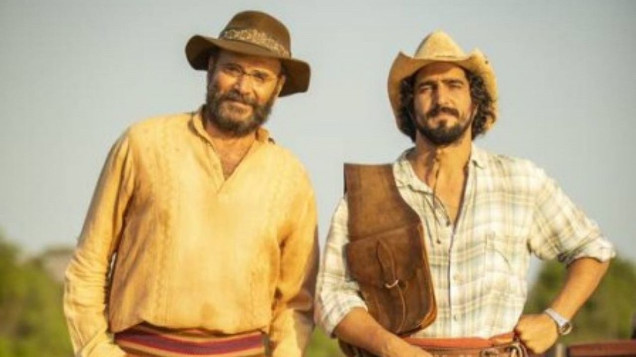 Almir Sater e Renato Góes caracterizados como Eugênio e José Leôncio, de Pantanal