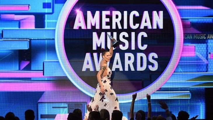 Taylor Swift brilha e ganha as principais categorias do American Musica Awards