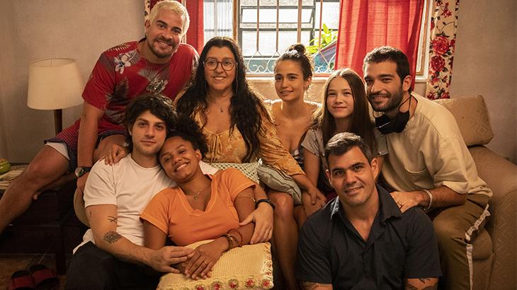 elenco sorrindo de Amor Mãe no set de filmagem da novela