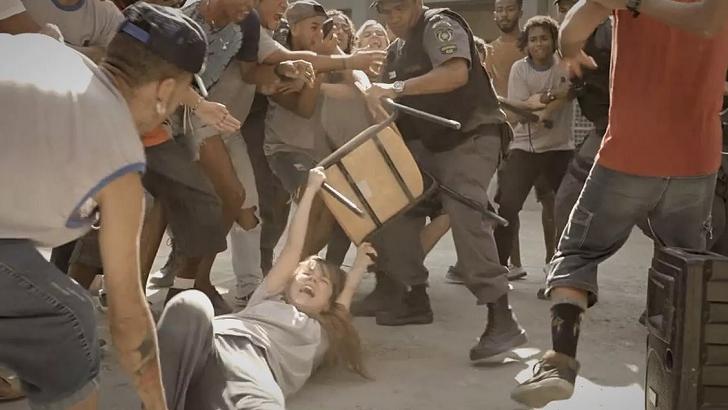Amor de Mãe: Para defender alunos, Camila enfrenta a polícia e é agredida
