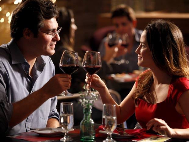 Ana e Lúcio brindam com vinho em A Vida da Gente
