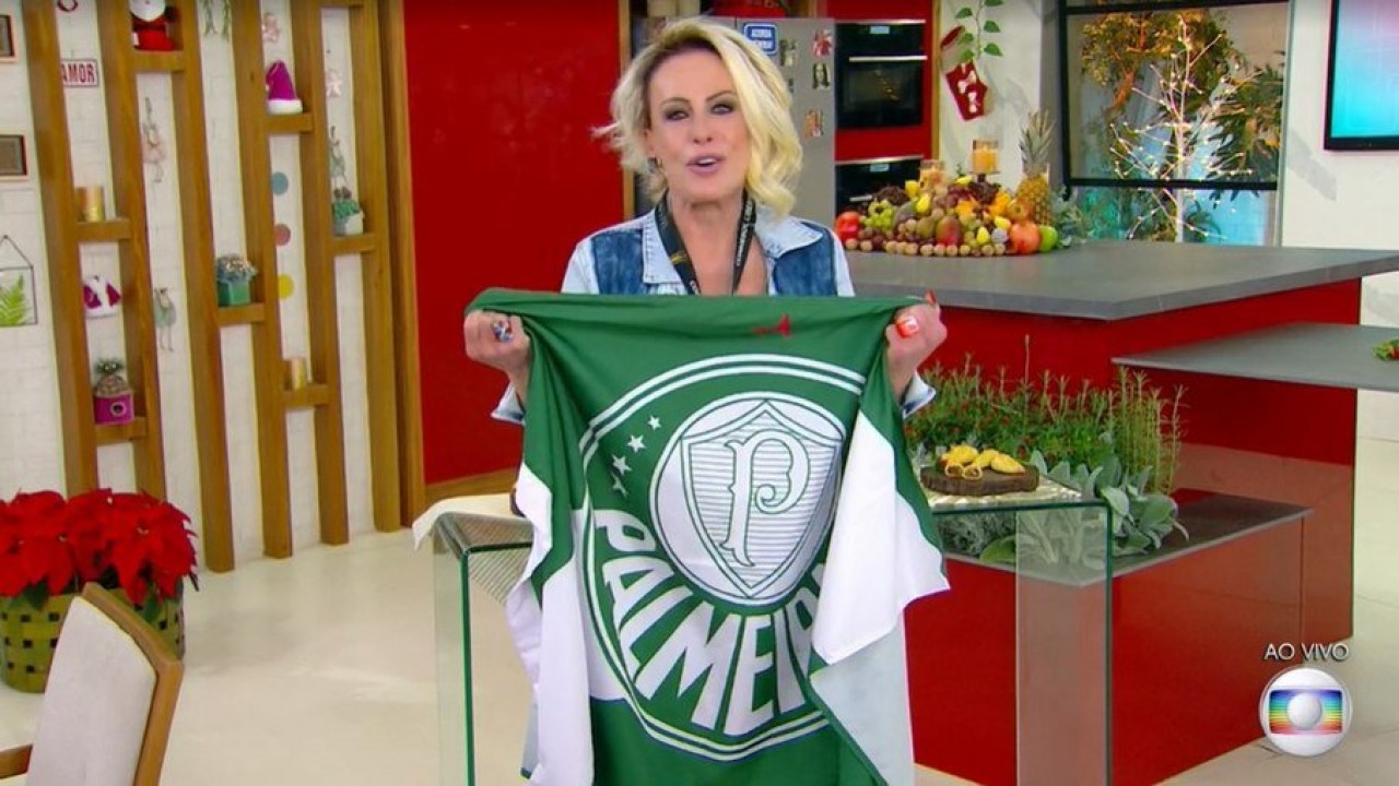 Ana Maria Braga com a bandeira do Palmeiras