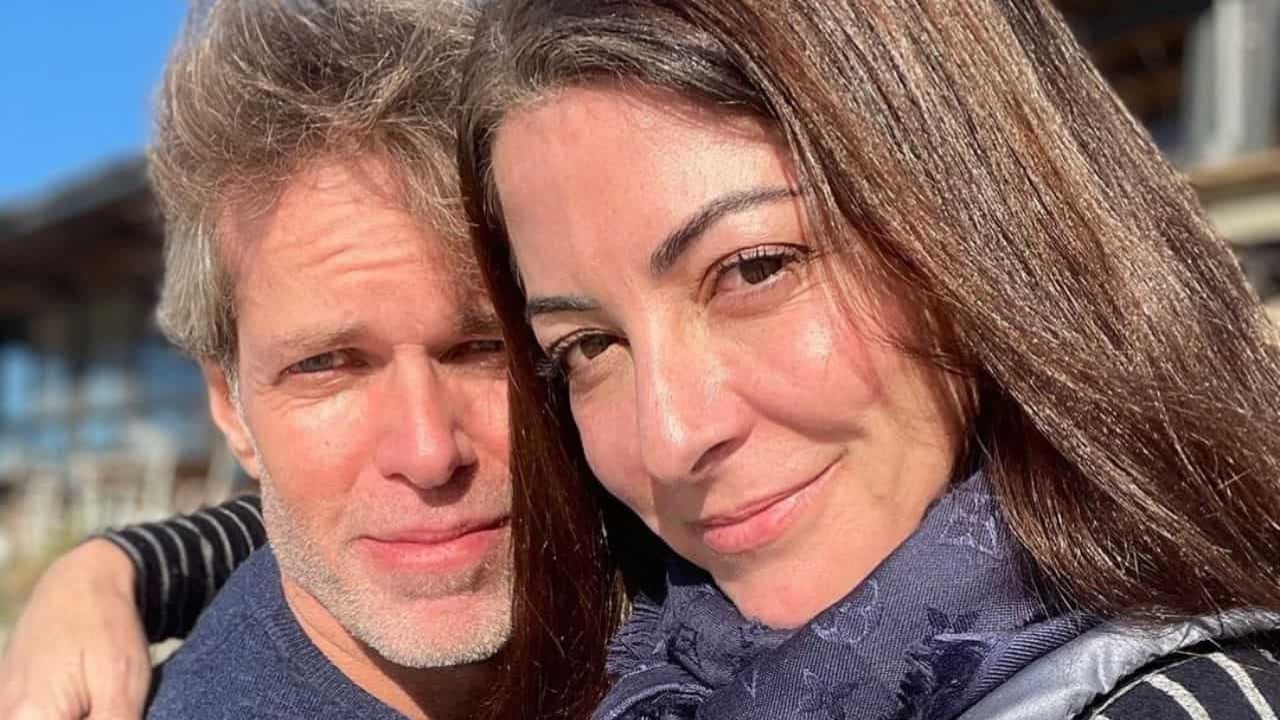Gustavo Diament e Ana Paula Padrão abraçados e posando para selfie