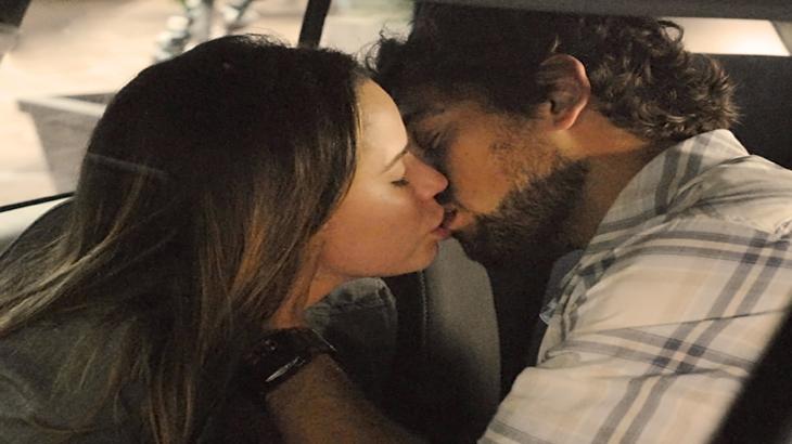 Rodrigo e Ana se beijam dentro de carro em A Vida da GenteA