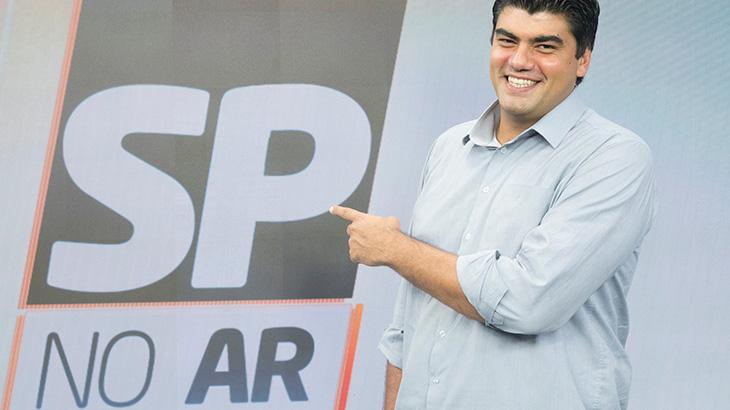 André Azeredo aponta para logo do SP no Ar