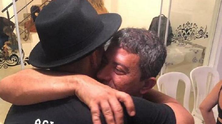 Tom Veiga abraçando André Marques