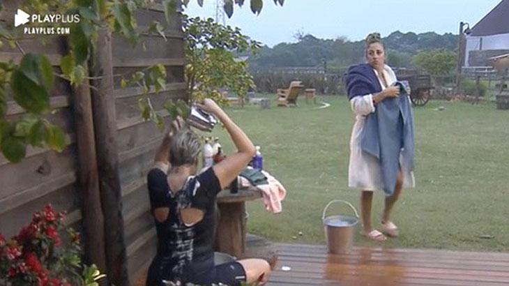 \"A Fazenda 11\": Andréa Nóbrega deixa luxo de lado e usa caneca para tomar banho em público