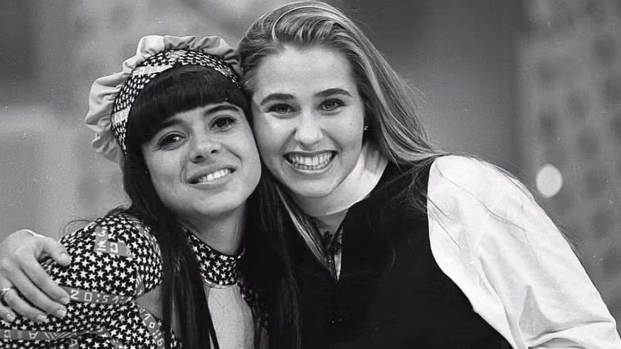 Mara Maravilha e Andréa Sorvetão abraçadas em foto antiga, em preto e branco